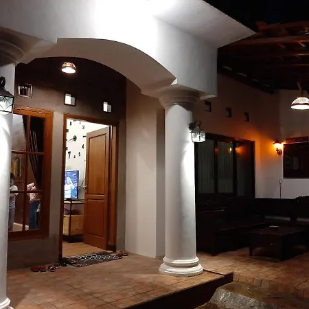 Omah Lumut Malang, Best Family Villa 3 Bedrooms Free Pool Kolam Renang Exterior photo