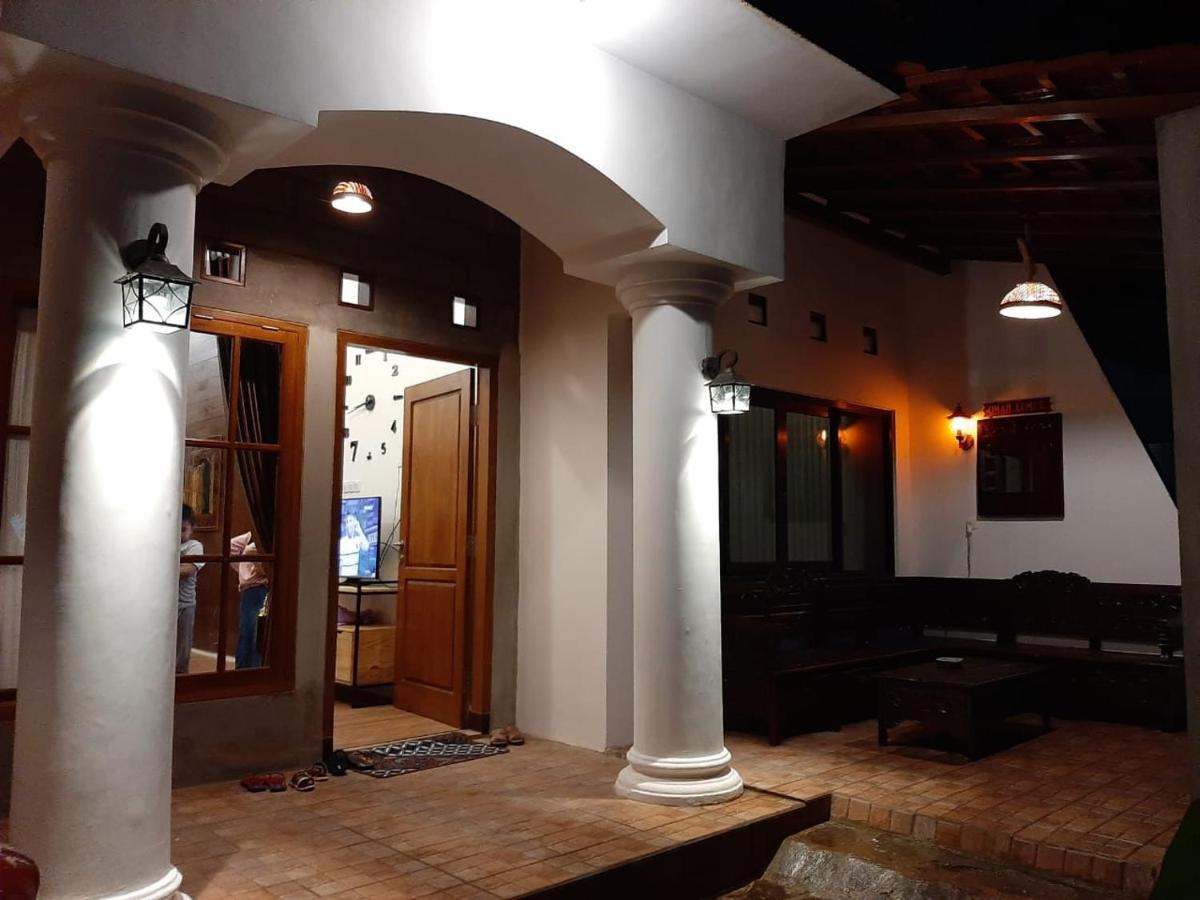 Omah Lumut Malang, Family 3 Bedrooms Free Pool Kolam Renang * Malang