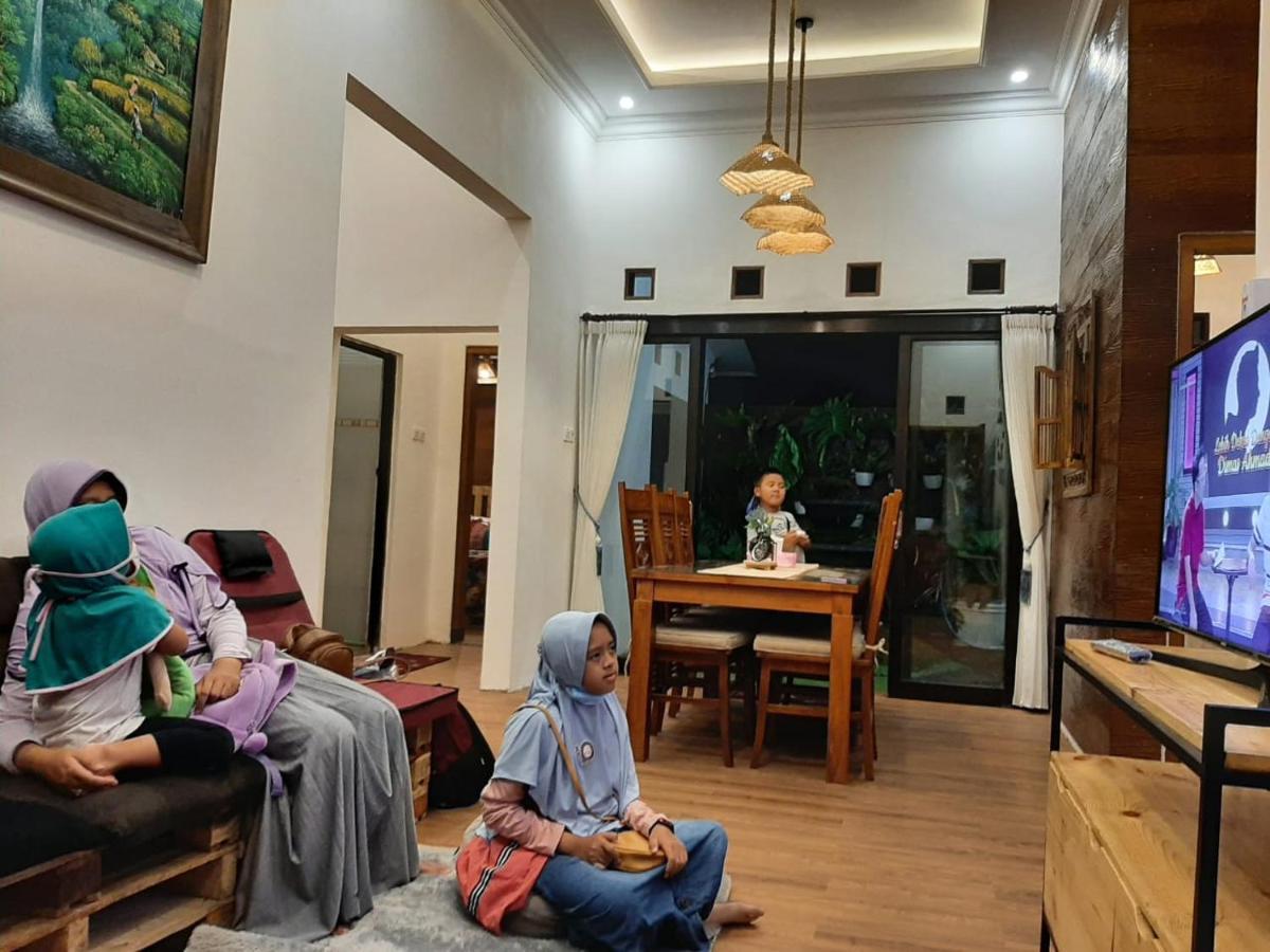Villa Omah Lumut Malang, Family 3 Bedrooms Free Pool Kolam Renang Malang