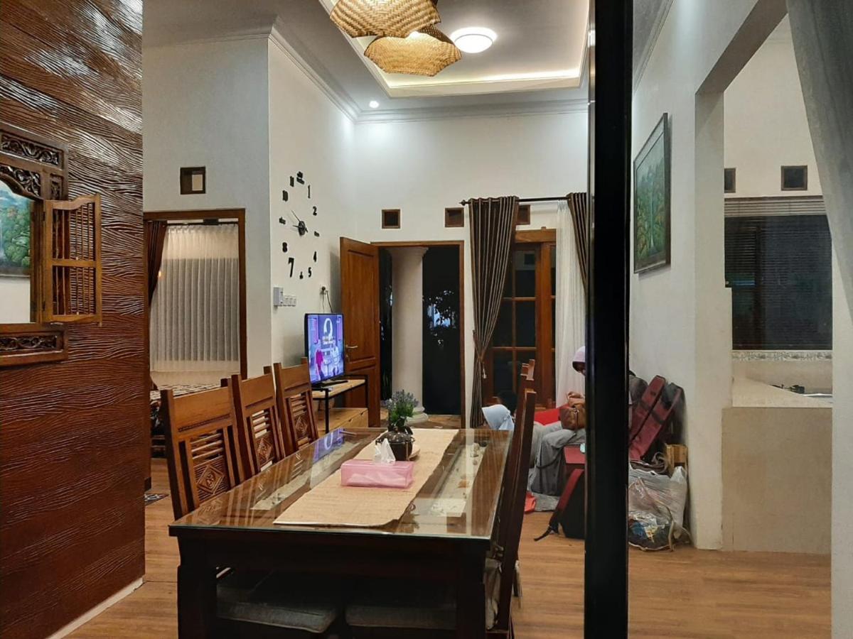 Villa Omah Lumut Malang, Family 3 Bedrooms Free Pool Kolam Renang *
