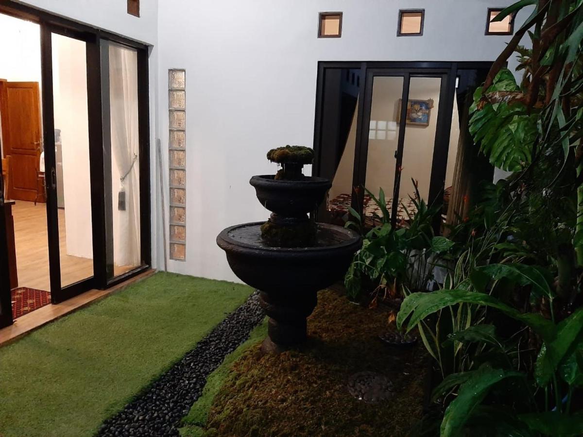 Omah Lumut Malang, Family 3 Bedrooms Free Pool Kolam Renang Villa Malang